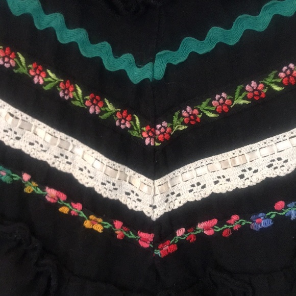 Adorable boho blouse w/ embroidered ribbon detail - Picture 2 of 9